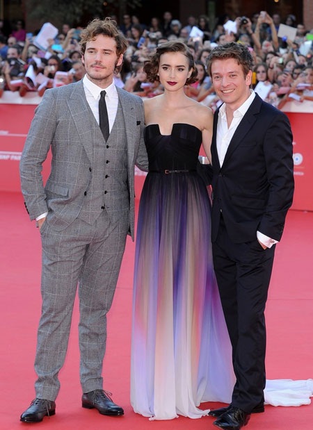 Lily chụp ảnh cùng bạn diễn Sam và đạo diễn của bộ phim.