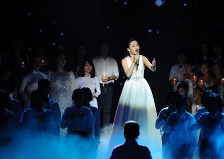Giang Hồng Ngọc trong tiết mục thứ hai được dàn dựng rất công phu và ấn tượng.
