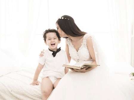 Trương Quỳnh Anh diện váy cưới, hạnh phúc bên con trai bầu bĩnh
