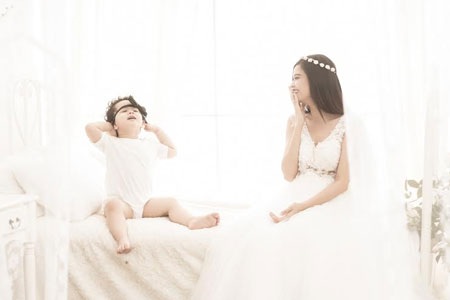 Cậu nhóc 3 tuổi Shushi tạo dáng tự nhiên và đáng yêu bên mẹ trong loạt ảnh mới.