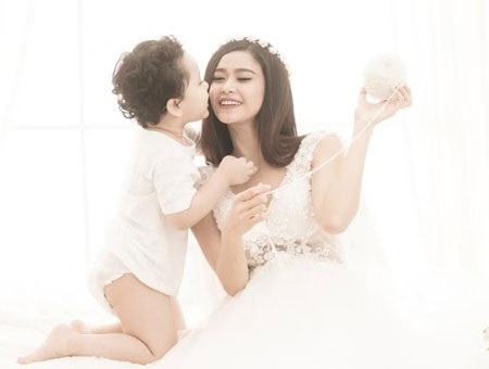 Cậu nhóc 3 tuổi Shushi tạo dáng tự nhiên và đáng yêu bên mẹ trong loạt ảnh mới.