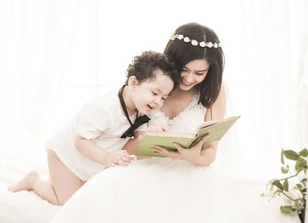 Cậu nhóc 3 tuổi Shushi tạo dáng tự nhiên và đáng yêu bên mẹ trong loạt ảnh mới.