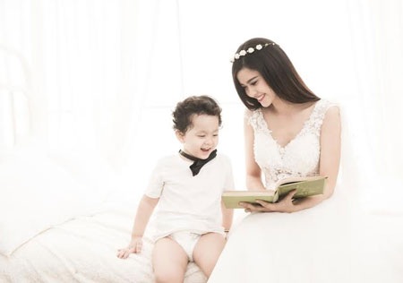 Hạnh phúc của bà mẹ trẻ là sự trưởng thành, nụ cười hồn nhiên của cậu con trai đáng yêu.