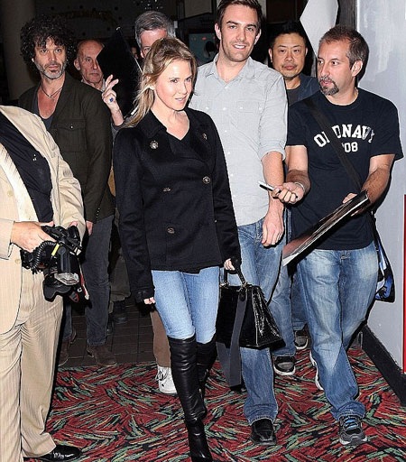 Renee chụp ảnh chung với một số khách mời của lễ trao giải.