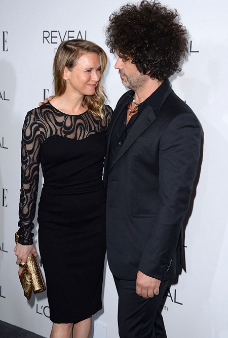 Cặp đôi đã ở bên nhau được 2 năm và trông rất tình cảm tại sự kiện tối 21/10.