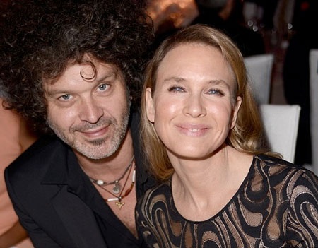 Cặp đôi đã ở bên nhau được 2 năm và trông rất tình cảm tại sự kiện tối 21/10.