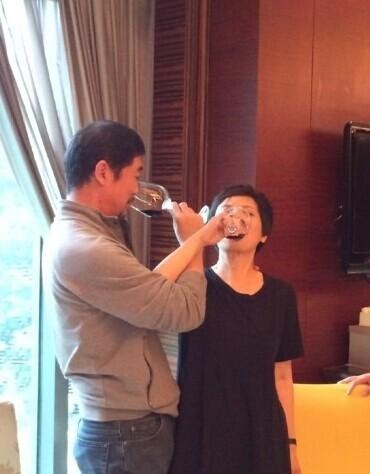 Trương Quốc Lập nhiệt tình chụp ảnh cho bà xã