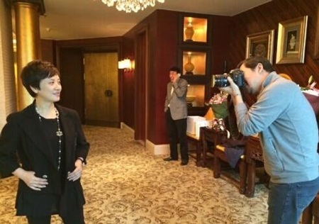 Trương Quốc Lập nhiệt tình chụp ảnh cho bà xã