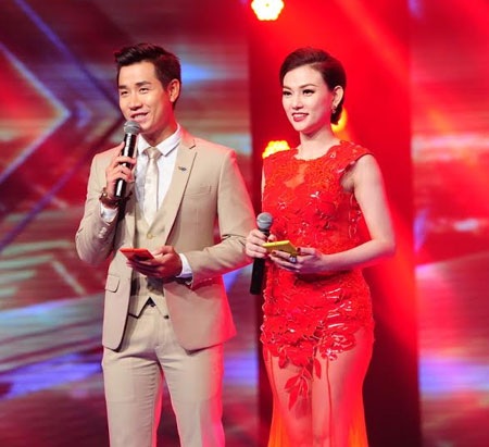 Hai MC của chương trình là Nguyên Khang (trái) và Thu Thủy