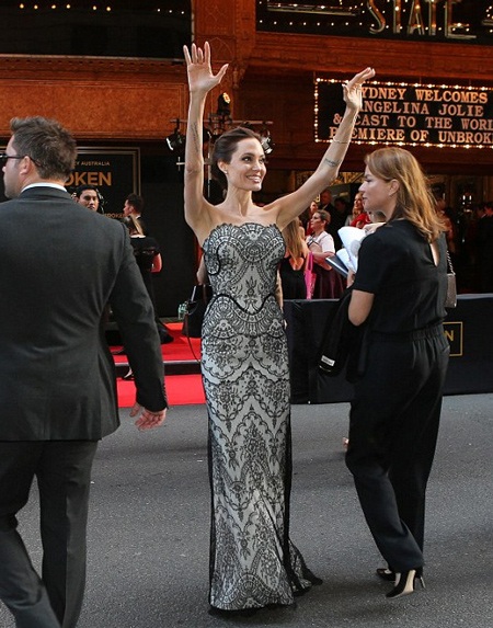Angelina Jolie khoe vai trần ở Úc - 8 Nữ diễn viên nổi tiếng còn nán lại vẫy tay chào người hâm mộ sau khi đồng ý chụp ảnh chung với họ.