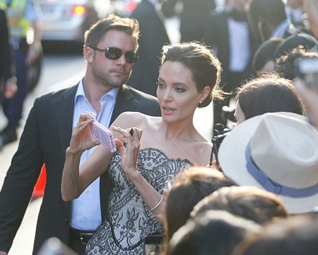 Angelina Jolie khoe vai trần ở Úc - 11 Nữ diễn viên nổi tiếng còn dừng lại để chụp ảnh với người hâm mộ.
