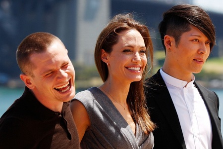 Angelina Jolie vui vẻ chụp hình với các đồng nghiệp.