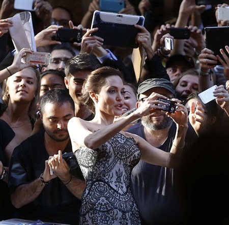 Angelina vui vẻ chụp ảnh chung với người hâm mộ tại Úc.