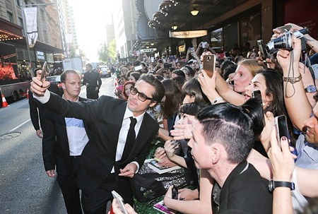 Brad Pitt cũng tỏ ra hào phóng và vui vẻ với các fan.