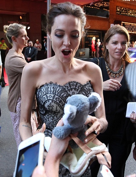 Brad Pitt cũng tỏ ra hào phóng và vui vẻ với các fan.