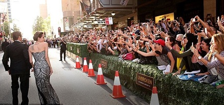 Brad Pitt và Angelina Jolie nắm tay, sải bước cùng nhau trong tiếng reo hò của người hâm mộ.