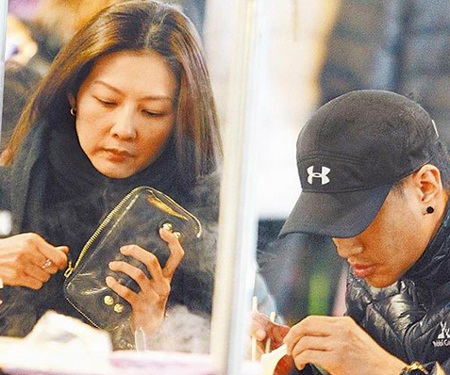 Bạn gái hơn tuổi của Hà Nhuận Đông lộ diện - 1 Hà Nhuận Đông bị bắt gặp đi ăn cùng bạn gái hơn tuổi.