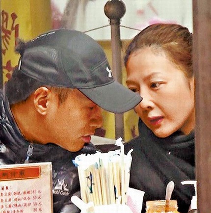 Bạn gái hơn tuổi của Hà Nhuận Đông lộ diện - 2 Hà Nhuận Đông còn lên kế hoạch làm đám cưới với bạn gái hơn 4 tuổi vào năm 2015 tới.