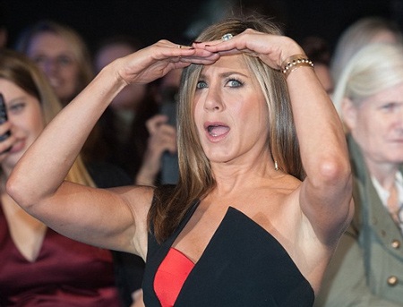 Jennifer trong vòng vây của người hâm mộ và báo giới.