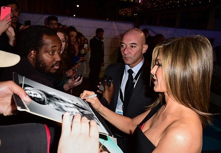 Cô vui vẻ ký tặng người hâm mộ hay nán lại chụp hình chung với họ rất thân thiện.