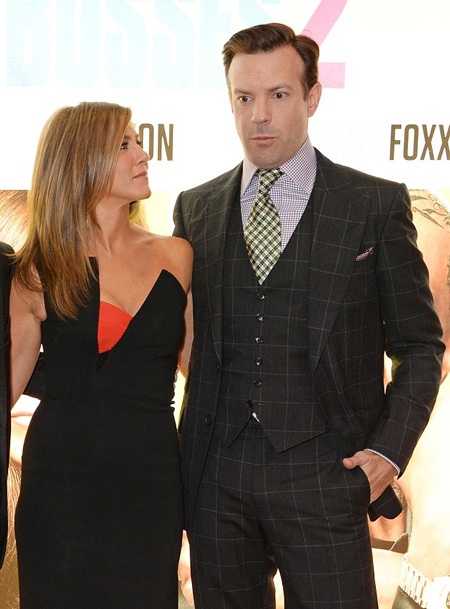 Jennifer thân mật với bạn diễn