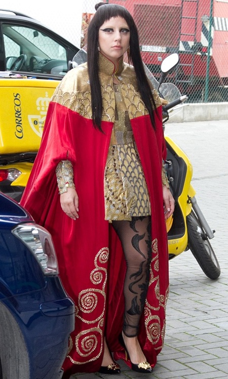 Lady Gaga cải trang thành võ sỹ đạo - 4 Lady Gaga kết hợp chiếc áo choàng có phần kín đáo của mình với đôi legging xuyên thấu gợi cảm.