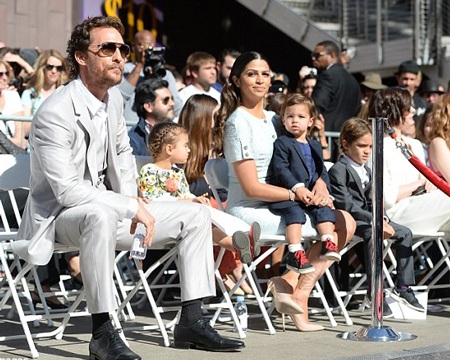 Matthew McConaughey khoe vợ con trong ngày nhận sao trên Đại lộ danh vọng - 3 Matthew dẫn theo vợ,