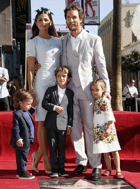 Matthew McConaughey khoe vợ con trong ngày nhận sao trên Đại lộ danh vọng - 7 Matthew và Camila đã có với nhau ba đứa con, một bé 6 tuổi, một bé 4 tuổi và bé út 22 tháng tuổi.