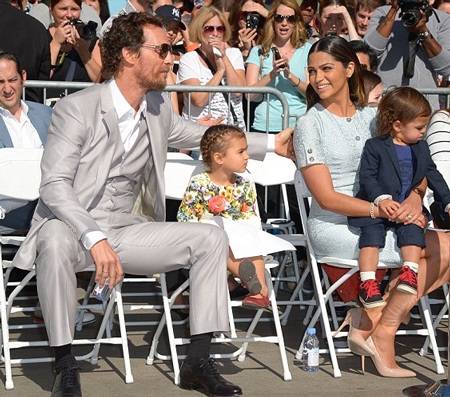 Matthew McConaughey khoe vợ con trong ngày nhận sao trên Đại lộ danh vọng - 8 Cả gia đình đều rất tự hào khi chứng kiến sự kiện trọng đại với Matthew.