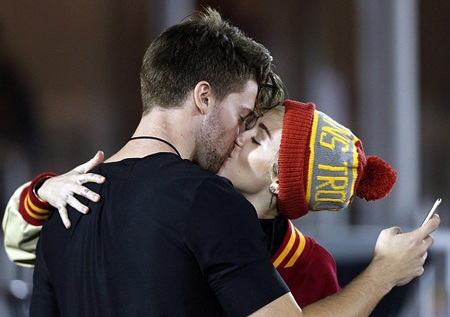 Miley Cyrus "khóa môi" bạn trai mới - 1 Miley Cyrus và Patrick Schwarzenegger, con trai của nam diễn viên