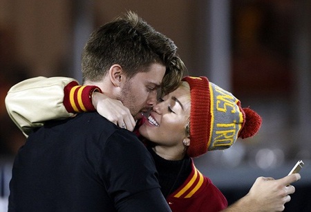 Miley Cyrus "khóa môi" bạn trai mới - 2 Miley Cyrus và Patrick Schwarzenegger, con trai của nam diễn viên