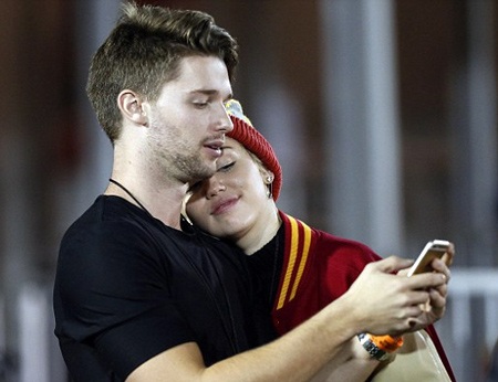 Miley Cyrus "khóa môi" bạn trai mới - 3 Miley dựa vào vai bạn trai và thì thầm liên tục với Patrick.