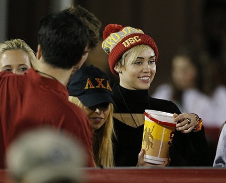 Miley Cyrus "khóa môi" bạn trai mới - 4 Miley diện đồ thể thao trẻ trung để theo dõi một trận bóng đá.