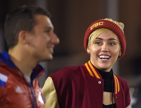 Miley Cyrus "khóa môi" bạn trai mới - 5 Miley diện đồ thể thao trẻ trung để theo dõi một trận bóng đá.