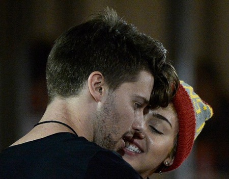 Miley Cyrus "khóa môi" bạn trai mới - 7 Cô trò chuyện với một nhóm bạn đi cùng.