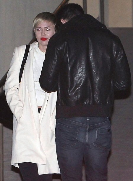 Miley Cyrus "khóa môi" bạn trai mới - 9 Cô trò chuyện với một nhóm bạn đi cùng.
