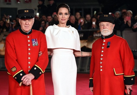 Lộ ảnh Angelina Jolie và Brad Pitt cãi lộn - 7 Angelina Jolie rạng ngời trong ngày ra mắt bộ phim Unbroken tại Anh, ngày 25/11.