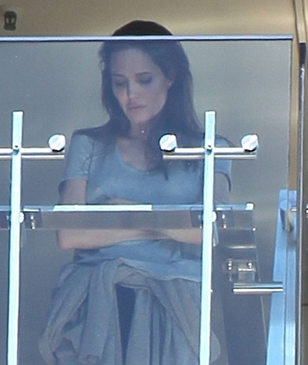 Lộ ảnh Angelina Jolie và Brad Pitt cãi lộn - 2 Angelina Jolie trông thực sự rất buồn và như suýt khóc sau khi chồng cô bỏ đi khỏi phòng.