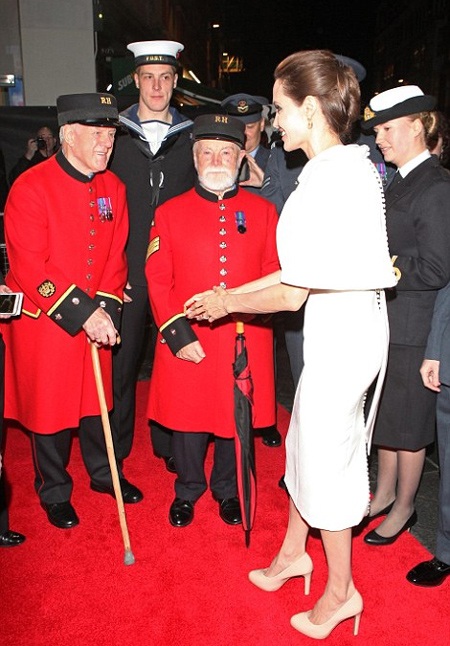Lộ ảnh Angelina Jolie và Brad Pitt cãi lộn - 17 Brad Pitt đã không xuất hiện tại buổi ra mắt bộ phim Unbroken của vợ tại Anh.
