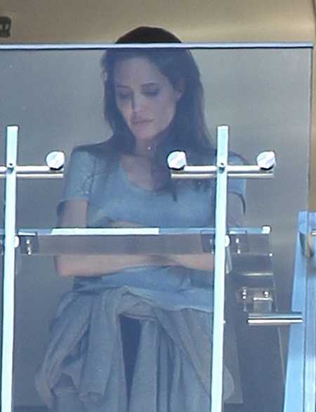 Toàn cảnh màn tranh cãi nảy lửa của Brad Pitt và Angelina Jolie - 12 Gương mặt buồn bã và chán nản của nữ diễn viên nổi tiếng sau khi Brad Pitt bỏ ra khỏi phòng.