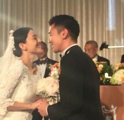 Hình ảnh "nóng hổi" về đám cưới của mỹ nhân Cao Viên Viên - 4 Nữ diễn viên 35 tuổi khóa môi chồng trước khách mời và họ hàng hai bên gia đình.