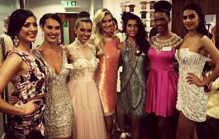 Các người đẹp rực rỡ trong trang phục dạ hội.