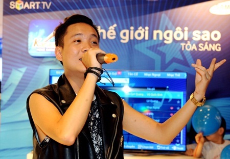 Ca sĩ JustaTee trổ tài “thi hát karaoke” - 2 Ca sĩ JustaTee trổ tài “thi hát karaoke”