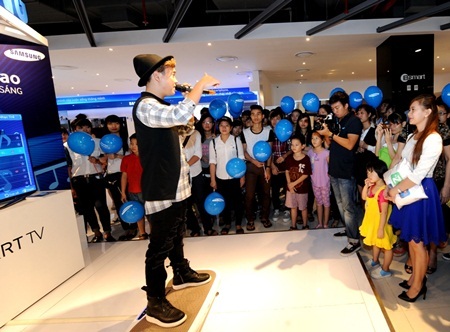 Ca sĩ JustaTee trổ tài “thi hát karaoke” - 3 Sau màn giao lưu, JustaTee cùng hát
karaoke với ứng dụng Home Karaoke với các fan của mình.