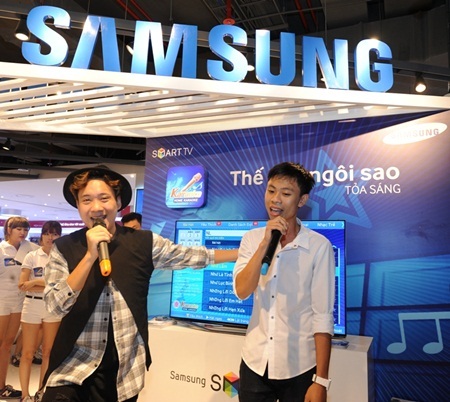 Ca sĩ JustaTee trổ tài “thi hát karaoke” - 4 Sau màn giao lưu, JustaTee cùng hát
karaoke với ứng dụng Home Karaoke với các fan của mình.