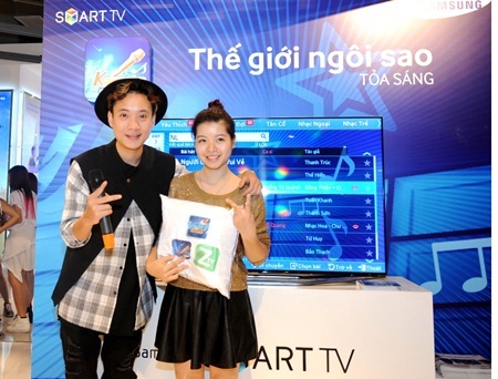 Ca sĩ JustaTee trổ tài “thi hát karaoke” - 5 Sau màn giao lưu, JustaTee cùng hát
karaoke với ứng dụng Home Karaoke với các fan của mình.
