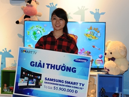 Ca sĩ JustaTee trổ tài “thi hát karaoke” - 7 Giải đặc biệt dành cho fan
trong buổi trải nghiệm