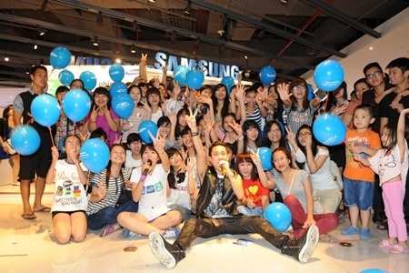 Ca sĩ JustaTee trổ tài “thi hát karaoke” - 6 Sau màn giao lưu, JustaTee cùng hát
karaoke với ứng dụng Home Karaoke với các fan của mình.