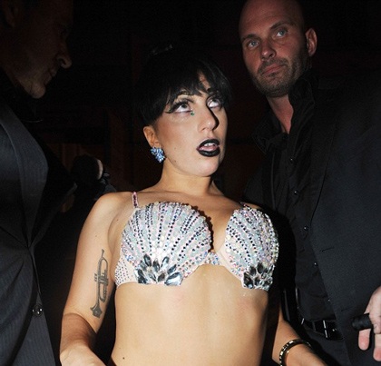 "Chóng mặt" với váy áo của Lady Gaga - 3 Vy Vy