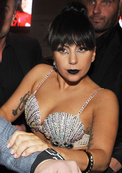 "Chóng mặt" với váy áo của Lady Gaga - 4 Vy Vy